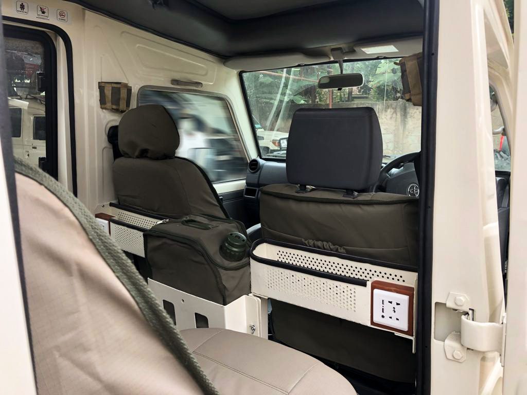 Safari Vehicles and Expert Guides